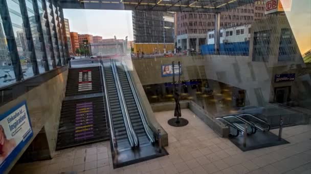 波茨达米亚普拉斯地铁站出口全景坍缩时间 2022年5月22日 — 图库视频影像