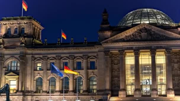 Берлинский Рейхстаг Ночью Панорамный Гиперлапс Германия 2022 — стоковое видео