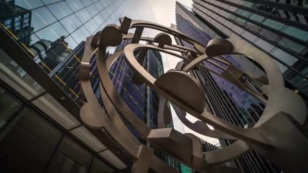 雲を反映した高層ビル金融センターオフィスビルの低角度ビュー タイムラプスの誇大広告のパノラマ ロンドン イングランド 2022 — ストック動画