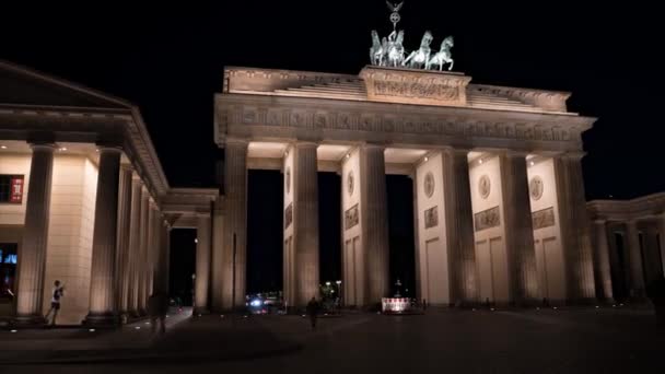 柏林勃兰登堡门在夜间全景脱落期 — 图库视频影像