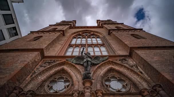 Церковь Искушает Статую Ангела Над Видом Небо Берлинская Церковь — стоковое видео