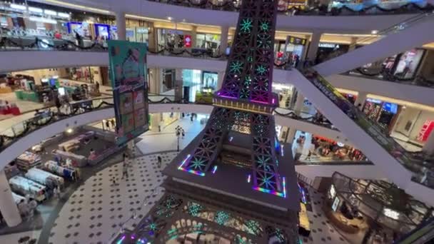 Terminal Mall Pedalaman Pattaya Memperlihatkan Gambar Sinematik Menara Eiffel Thailand — Stok Video