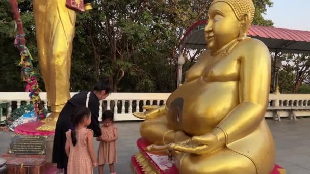 タイのパタヤにあるゴールデンブッダ寺院 2023 — ストック動画
