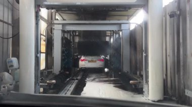 Araba yıkama servisine gidiyor, Tel Aviv Israel.