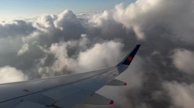  Şafak vakti uçak penceresinden bulutların hava görüntüsü.