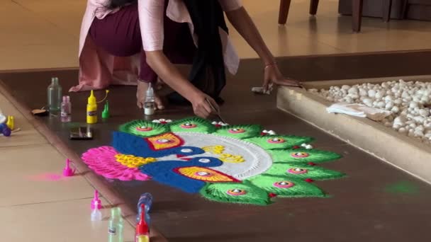 Artista Sur India Haciendo Decoración Tradicional Ornamento Rangoli Kerala — Vídeos de Stock