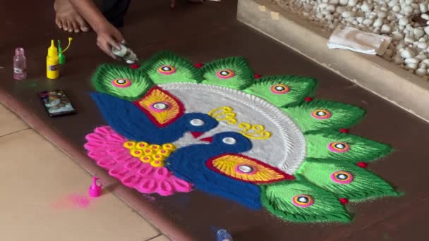 Καλλιτέχνης Στη Νότια Ινδία Κάνοντας Παραδοσιακή Διακόσμηση Rangoli Στολίδι Κεράλα — Αρχείο Βίντεο