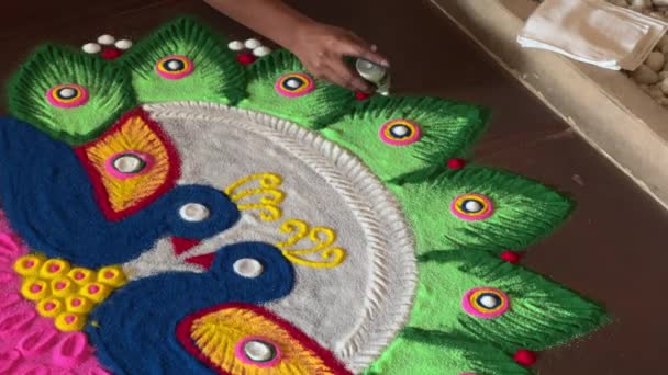 Καλλιτέχνης Στη Νότια Ινδία Κάνοντας Παραδοσιακή Διακόσμηση Rangoli Στολίδι Κεράλα — Αρχείο Βίντεο
