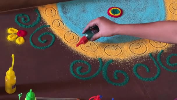南インドのアーティスト 伝統的なレンゴリの装飾 ケララ — ストック動画