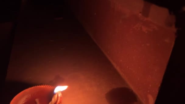 파타야의 사원에서 불타는 — 비디오