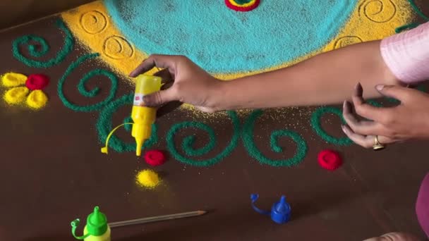 Художник Південній Індії Робить Традиційні Орнаменти Ранголі Керала — стокове відео