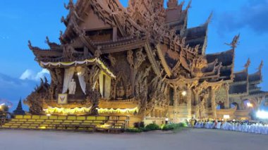 Geceleri Pattaya 'daki Hakikat Tapınağı' nda dış oyma heykeller, Tayland