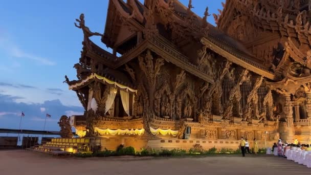 Храм Истины Паттайе Ночью Внешние Резные Декоративные Скульптуры Таиланд — стоковое видео