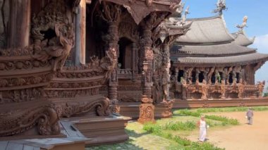 Pattaya, Tayland 'daki Gerçek Tapınağı' nda turistler - 25.12.2023