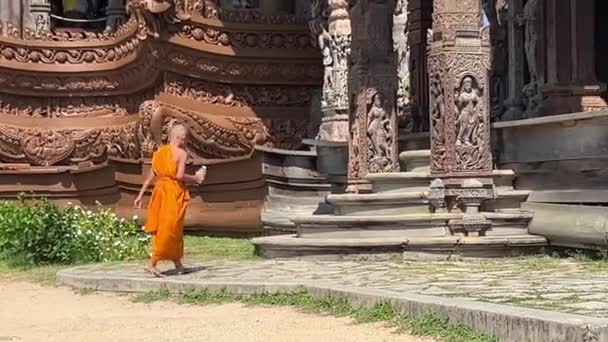 Buddhističtí Mniši Chrámu Pravdy Pattaji Thajsko 2023 — Stock video
