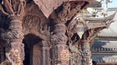 Doğruluk Tapınağı Radha Krishna 'nın antik ahşap oymaları, Tanrı, Asya Hindistan geleneği, Hinduizm, Pattaya, Tayland