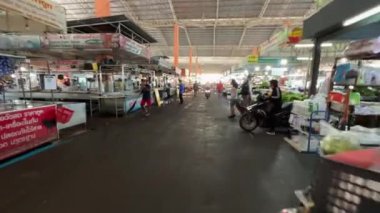 İnsanlar Pattaya meyve pazarından alışveriş yapıyor Ratanakorn, Tayland