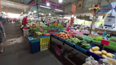 İnsanlar Pattaya meyve pazarından alışveriş yapıyor Ratanakorn, Tayland
