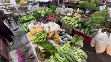 İnsanlar Pattaya meyve pazarından alışveriş yapıyor Ratanakorn, Tayland