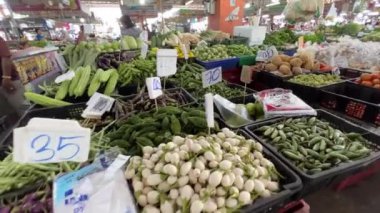 İnsanlar Pattaya meyve pazarından alışveriş yapıyor Ratanakorn, Tayland