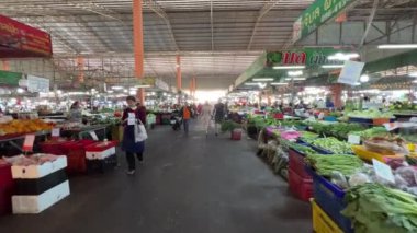 İnsanlar Pattaya meyve pazarından alışveriş yapıyor Ratanakorn, Tayland