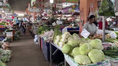 İnsanlar Pattaya meyve pazarından alışveriş yapıyor Ratanakorn, Tayland