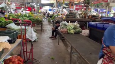 İnsanlar Pattaya meyve pazarından alışveriş yapıyor Ratanakorn, Tayland
