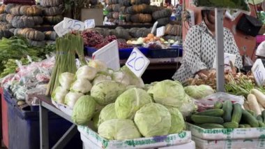 İnsanlar Pattaya meyve pazarından alışveriş yapıyor Ratanakorn, Tayland