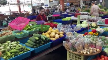 İnsanlar Pattaya meyve pazarından alışveriş yapıyor Ratanakorn, Tayland