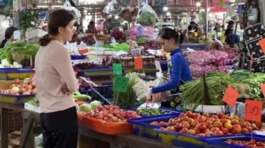 İnsanlar Pattaya meyve pazarından alışveriş yapıyor Ratanakorn, Tayland