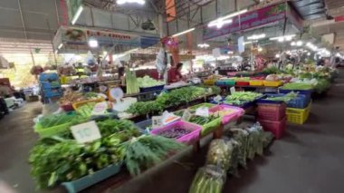İnsanlar Pattaya meyve pazarından alışveriş yapıyor Ratanakorn, Tayland