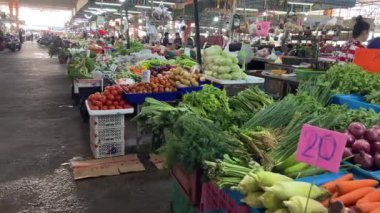 İnsanlar Pattaya meyve pazarından alışveriş yapıyor Ratanakorn, Tayland