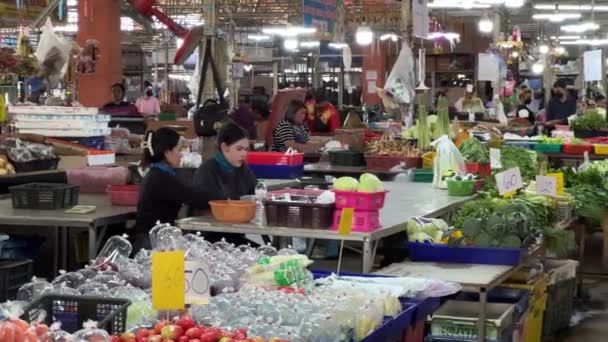 Menschen Beim Einkaufen Auf Dem Pattaya Obstmarkt Ratanakorn Thailand — Stockvideo