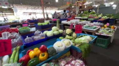 İnsanlar Pattaya meyve pazarından alışveriş yapıyor Ratanakorn, Tayland