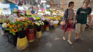 İnsanlar Pattaya meyve pazarından alışveriş yapıyor Ratanakorn, Tayland