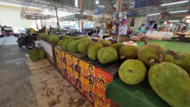 İnsanlar Pattaya meyve pazarından alışveriş yapıyor Ratanakorn, Tayland