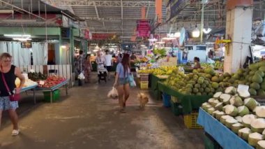İnsanlar Pattaya meyve pazarından alışveriş yapıyor Ratanakorn, Tayland