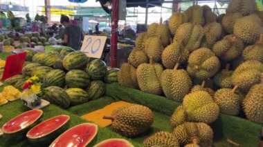 İnsanlar Pattaya meyve pazarından alışveriş yapıyor Ratanakorn, Tayland