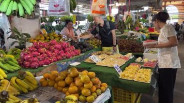 İnsanlar Pattaya meyve pazarından alışveriş yapıyor Ratanakorn, Tayland