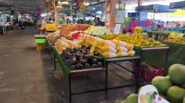 İnsanlar Pattaya meyve pazarından alışveriş yapıyor Ratanakorn, Tayland - 25.12.2023