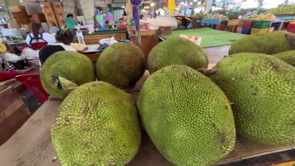 Folk Shopping Pattaya Frugtmarkedet Ratanakorn Thailand – Stock-video