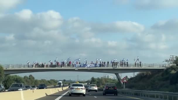 Persone Con Bandiere Israele Piedi Sul Ponte — Video Stock