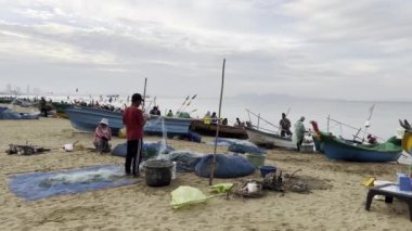 Balıkçı tekneleri ve pazarları Pattaya sahilinde, Tayland 'da. 
