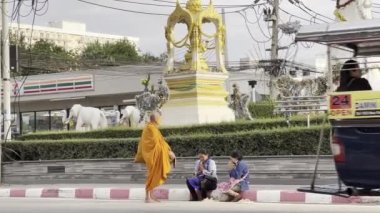 Tayland, Pattaya 'da bir yolda Budist keşişe dua eden kadınlar