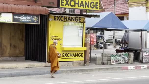 Monge Budista Tailandês Caminhando Perto Troca Dinheiro Uma Estrada Pattaya — Vídeo de Stock