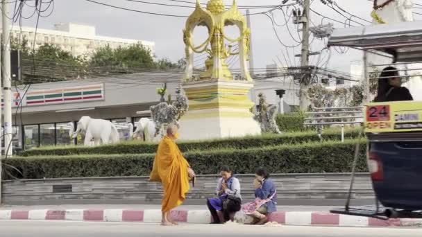 在泰国帕塔亚的一条路上向泰国佛教僧人祈祷的妇女 — 图库视频影像