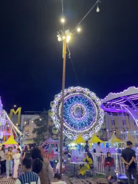 Barselona şehrinin gece manzarası