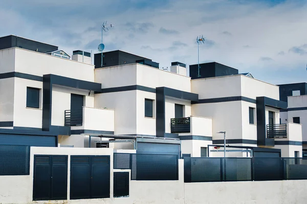 Mavi gökyüzü olan modern apartman