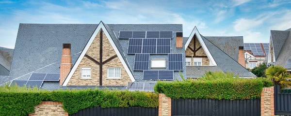 Çatılarda güneş panelleri olan evler.