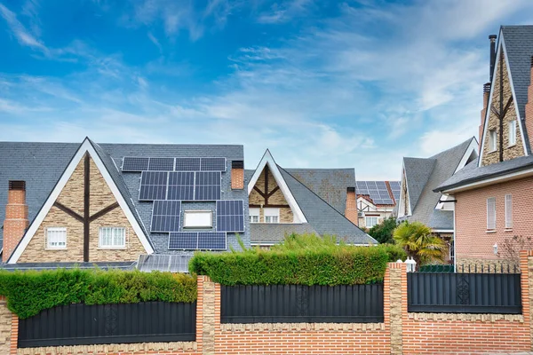 Çatılarda güneş panelleri olan evler.